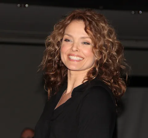Dina Meyer.png